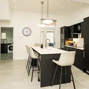  Holiday home Luxury 4 Bdr House By Breaks
